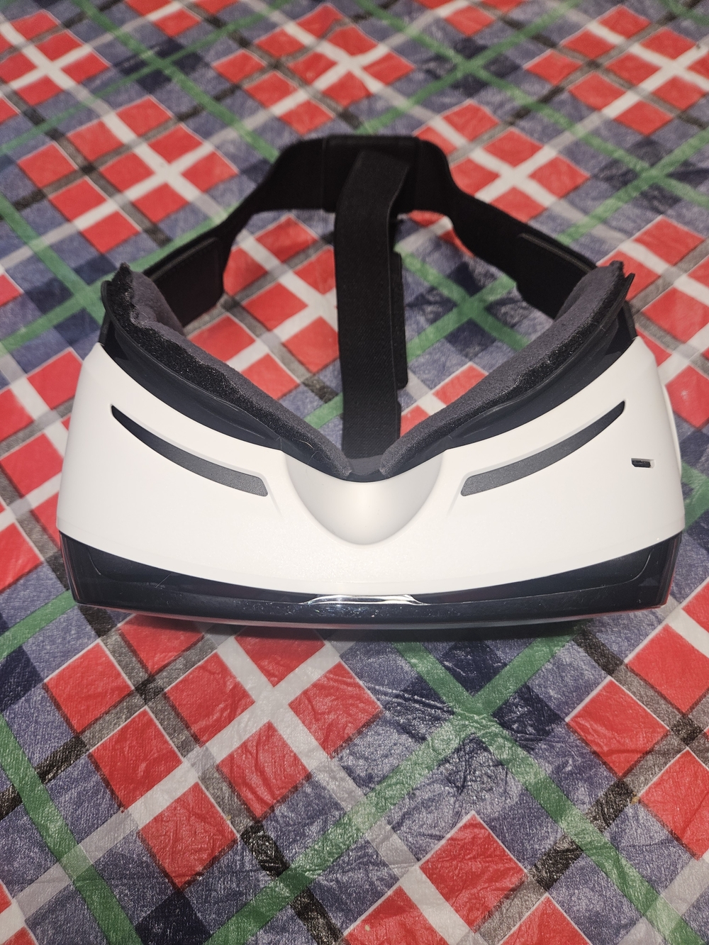 Samsung White and Black Smartphone VR Headset